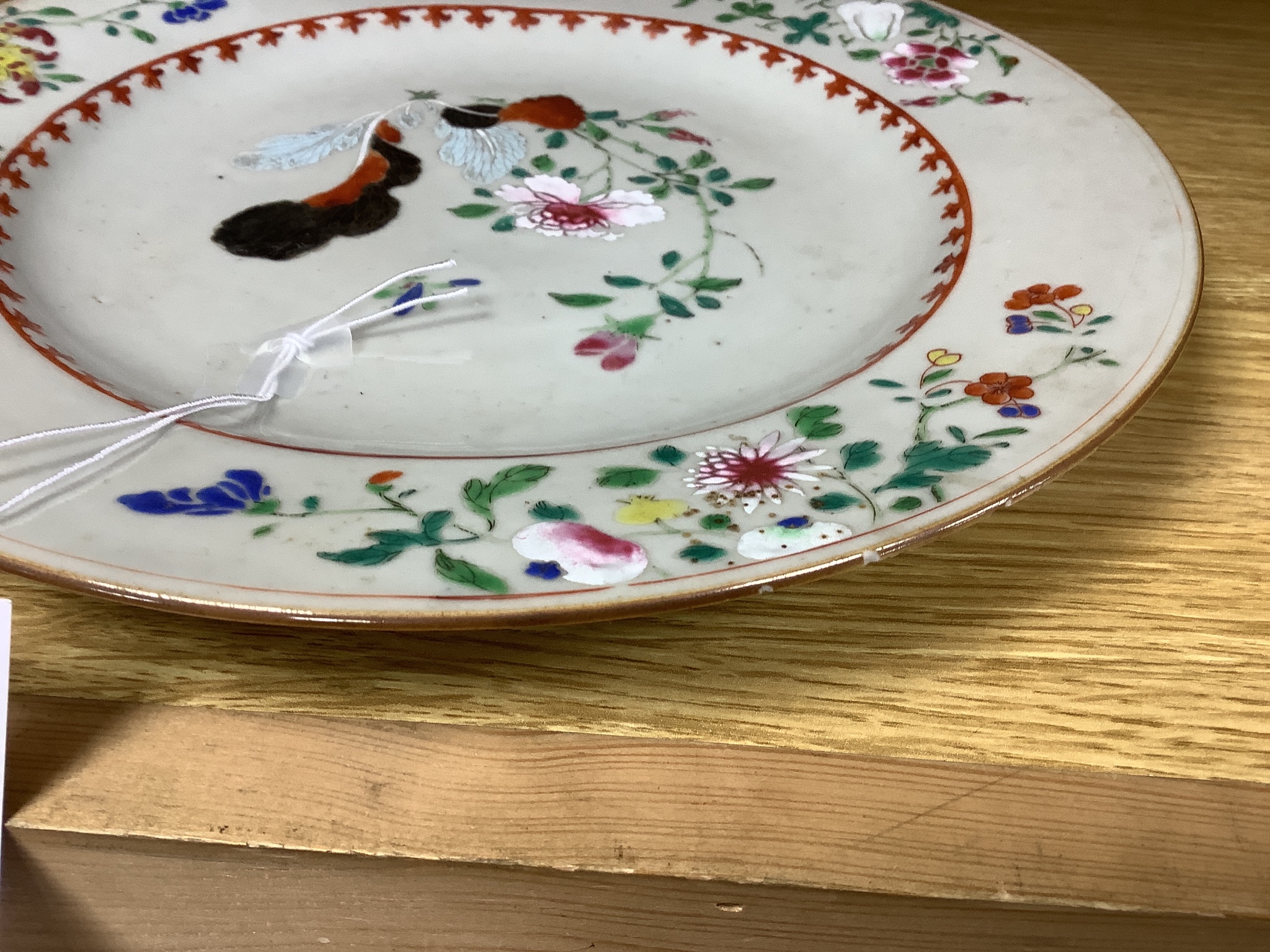 An 18th century Chinese export porcelain ‘tobacco leaf’ plate, painted in famille rose enamels, 27cm